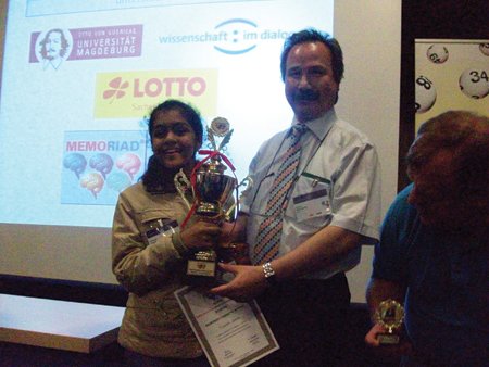 Memoriad Başkanı Melik Duyar, Priyanshi Somani'ye kupasını verirken
